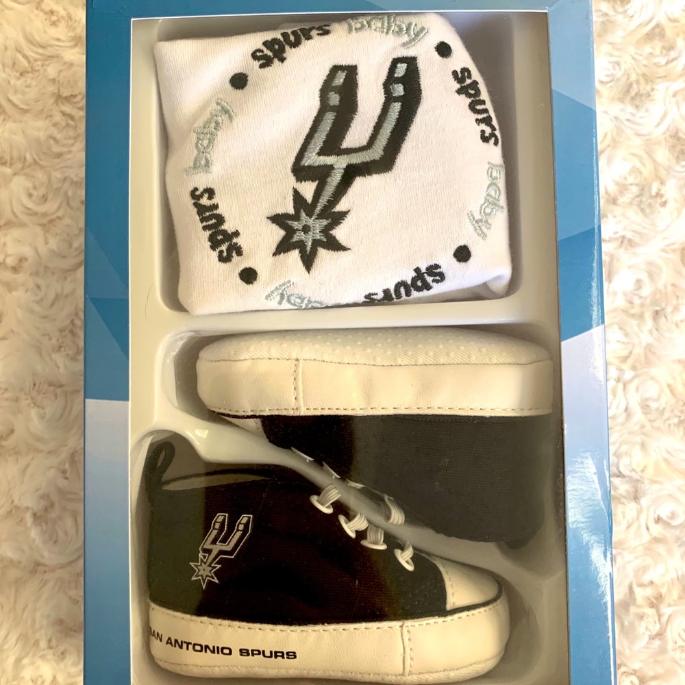 SPURS bib and pre-walkers set